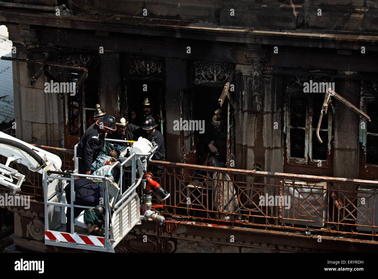 Fireman exerçant son corps mort suite à l'incendie à Johri Mansion à Kalbadevi ; Bombay Mumbai Maharashtra ; Inde ; 14 Octobre 2008 Banque D'Images