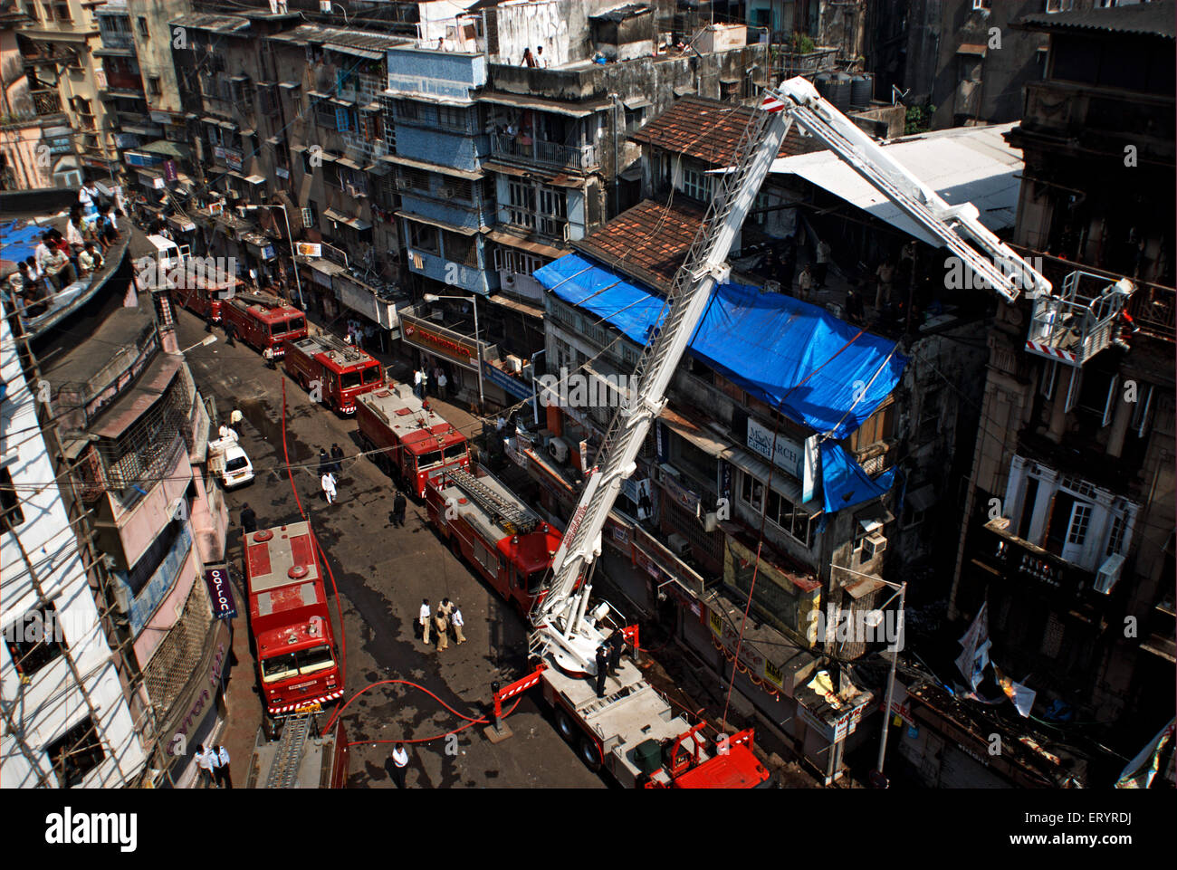 Offres d'incendie est en voie pompiers essayer d'éteindre un incendie en Johri Mansion à Kalbadevi ; Bombay Mumbai Banque D'Images