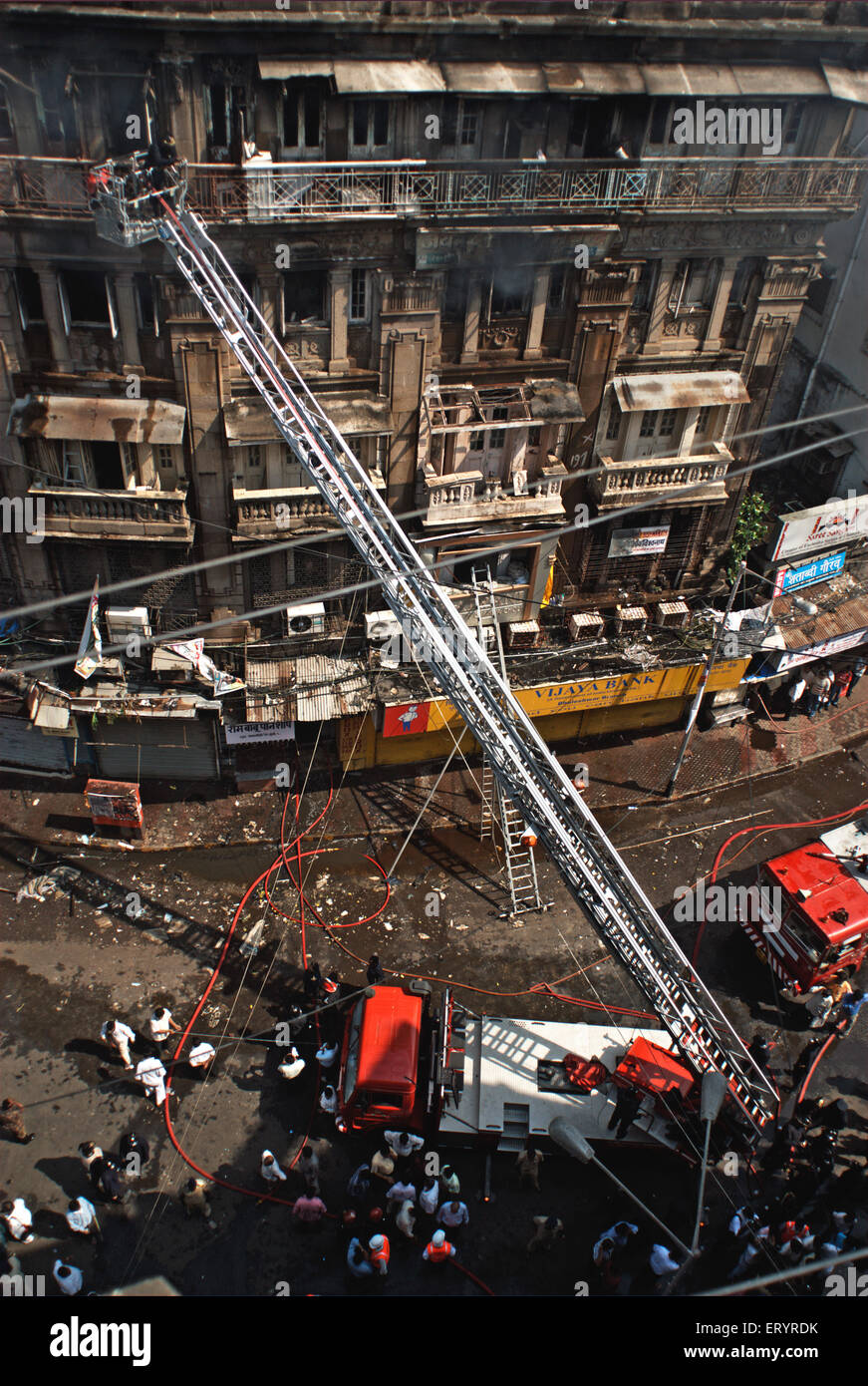 Offres d'incendie est en voie pompiers essayer d'éteindre un incendie en Johri Mansion à Kalbadevi ; Bombay Mumbai Banque D'Images