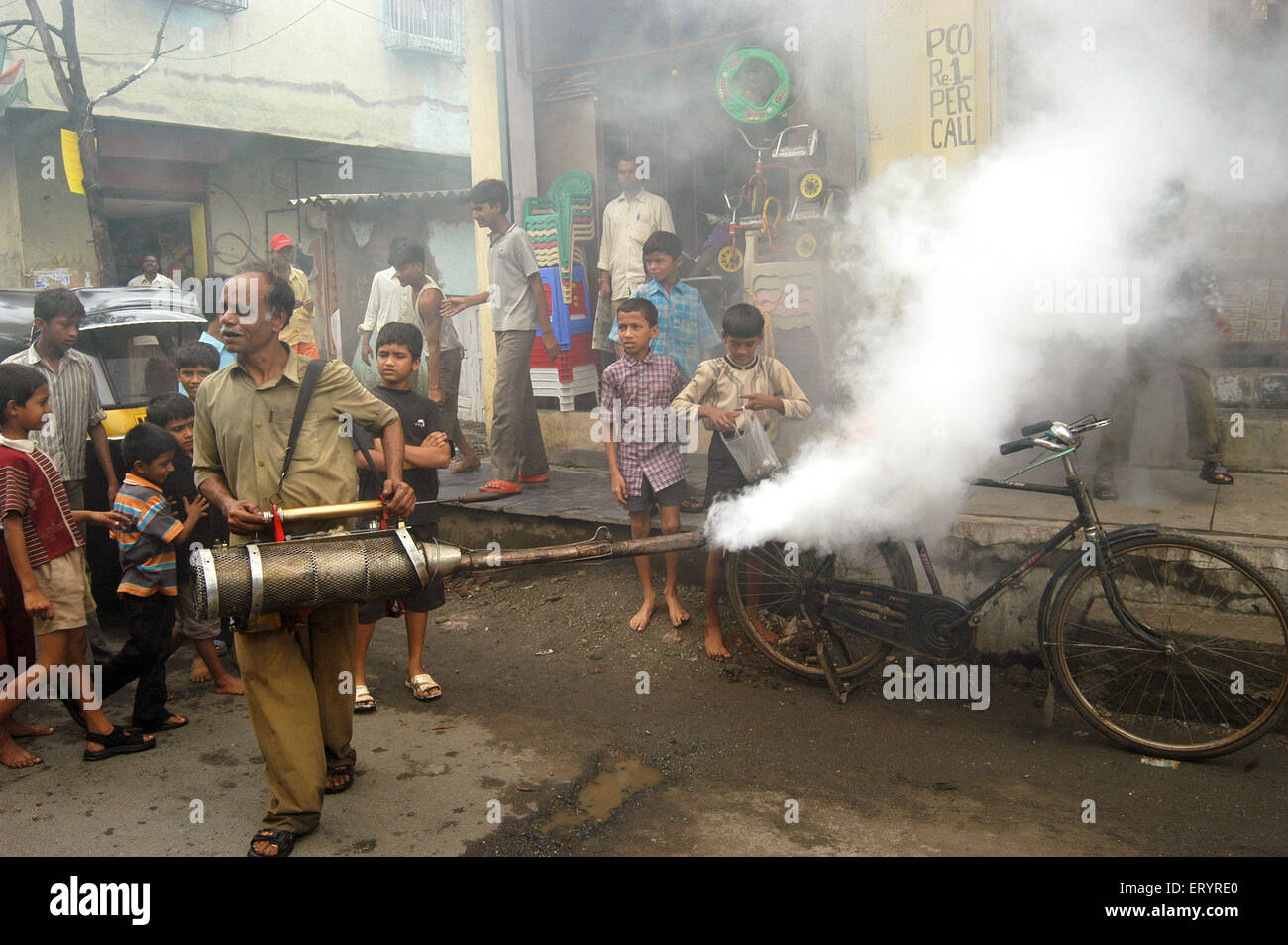 Brumeuse, machine de brouillard désinfectant pour contrôler le paludisme, Bombay, Mumbai, Maharashtra, Inde, Asie Banque D'Images