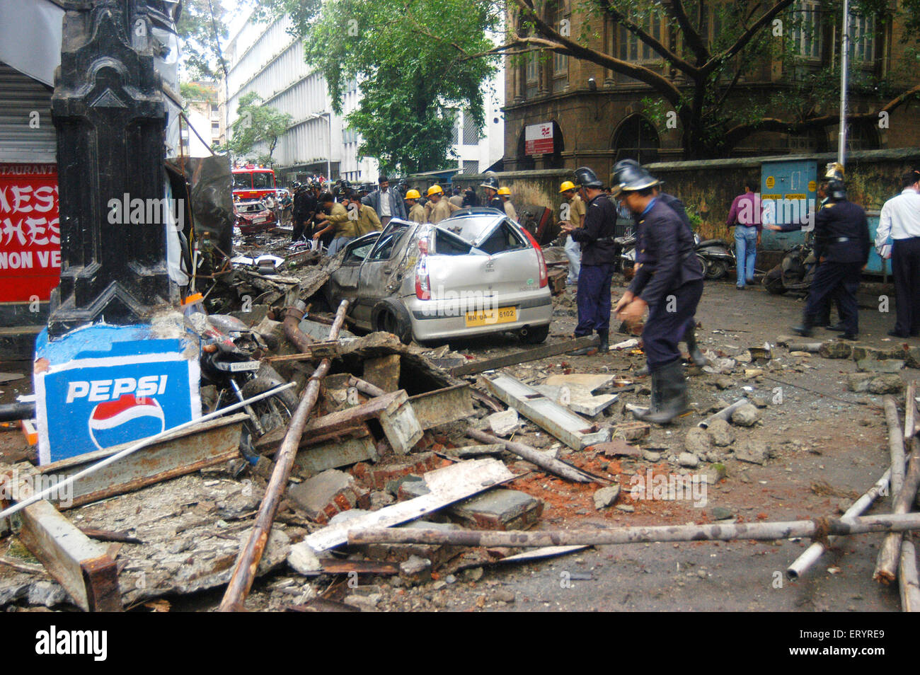 Brigade de pompiers pour nettoyer les débris, Esplanade Mansion Collapse, Kala Ghoda, Bombay, Bombay, Mumbai, Maharashtra, Inde, Asie, effondrement de l'édifice indien, Banque D'Images