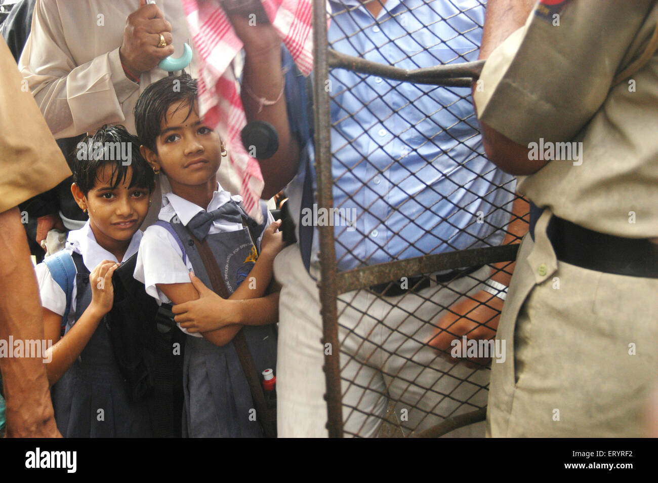 Protestation indienne , enfants des écoles et parents protestant sous la pluie , New Bombay , Navi Mumbai , Maharashtra , Inde , Asie Banque D'Images