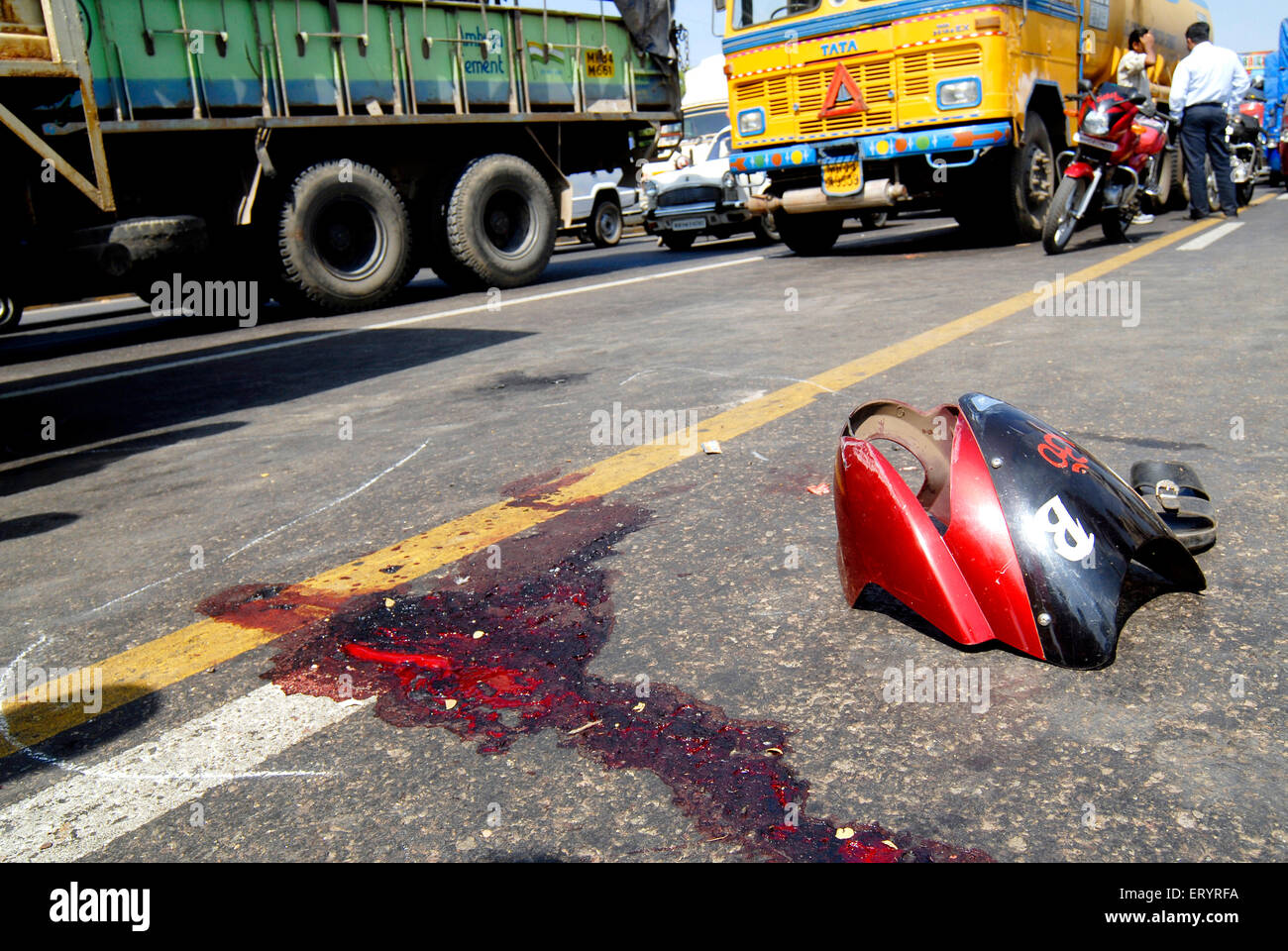 Accident de vélo , sang et partie de moto cassée , Eastern Express Highway , Bombay , Mumbai , Maharashtra , Inde , accident indien , Asie Banque D'Images