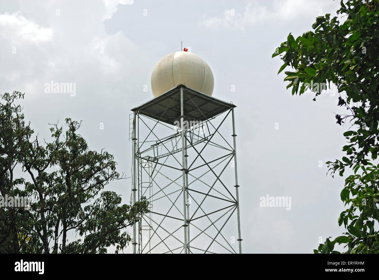 Radar de contrôle du trafic aérien pour l'ensemencement de nuages , lac Modaksagar , rivière Vaitarna , Thana , Thane , Bombay , Mumbai ; Maharashtra , Inde , Asie Banque D'Images