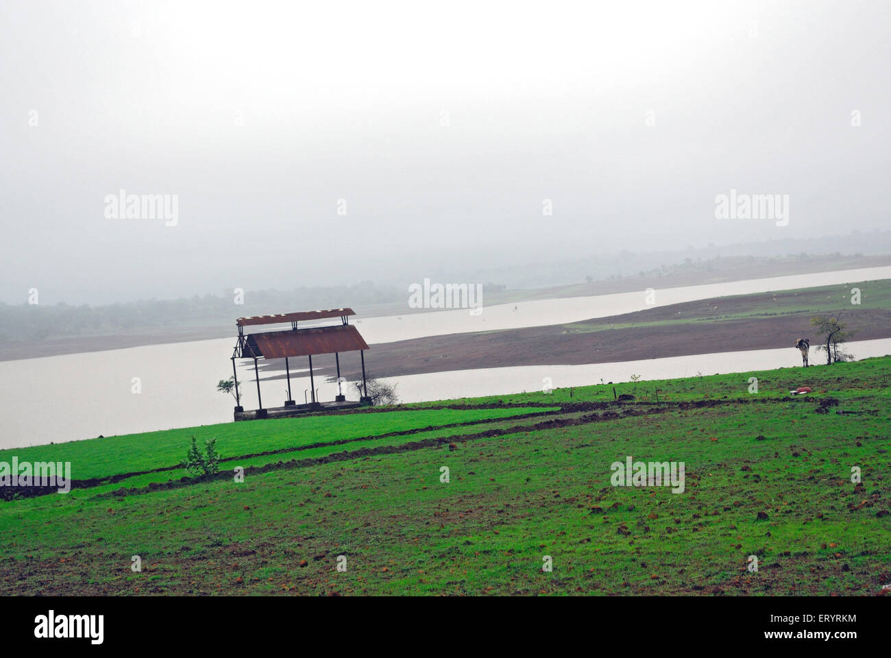 Stand de crématorium , lac Vaitarana ; Thane ; Maharashtra ; Inde , Asie Banque D'Images