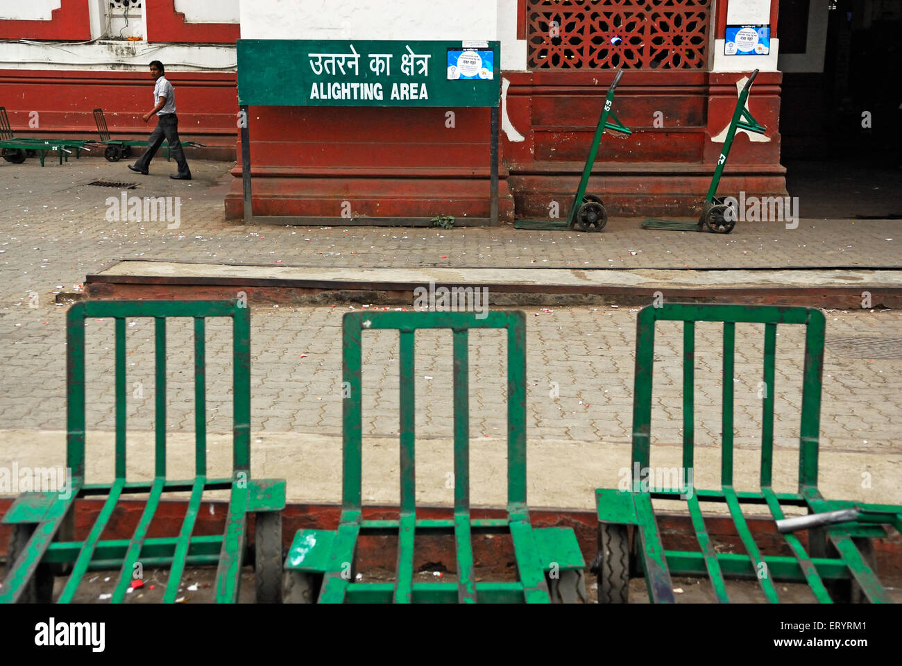 Chariots à bagages dans la zone de contrôle ; Gare centrale de Mumbai ; Bombay , Mumbai ; Maharashtra ; Inde , asie Banque D'Images