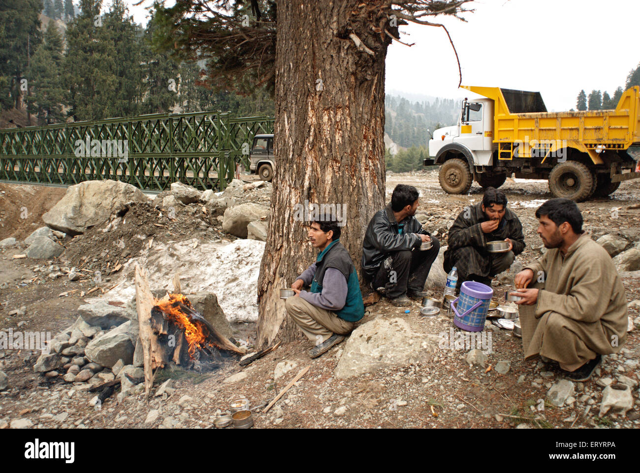 Les travailleurs au tronc ; route ; Moghol du Jammu-et-Cachemire en Inde ; PAS DE MR 8 Avril 2008 Banque D'Images