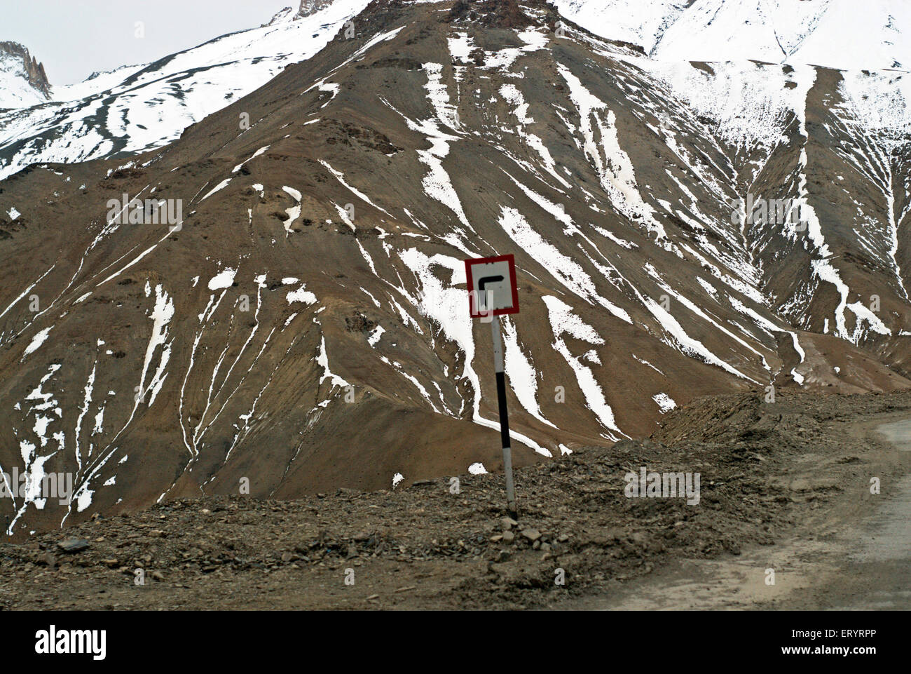 Tournez à droite pancarte aux cimes enneigées des montagnes de l'himalaya Ladakh ; ; ; Jammu-et-Cachemire en Inde 9 Avril 2008 Banque D'Images