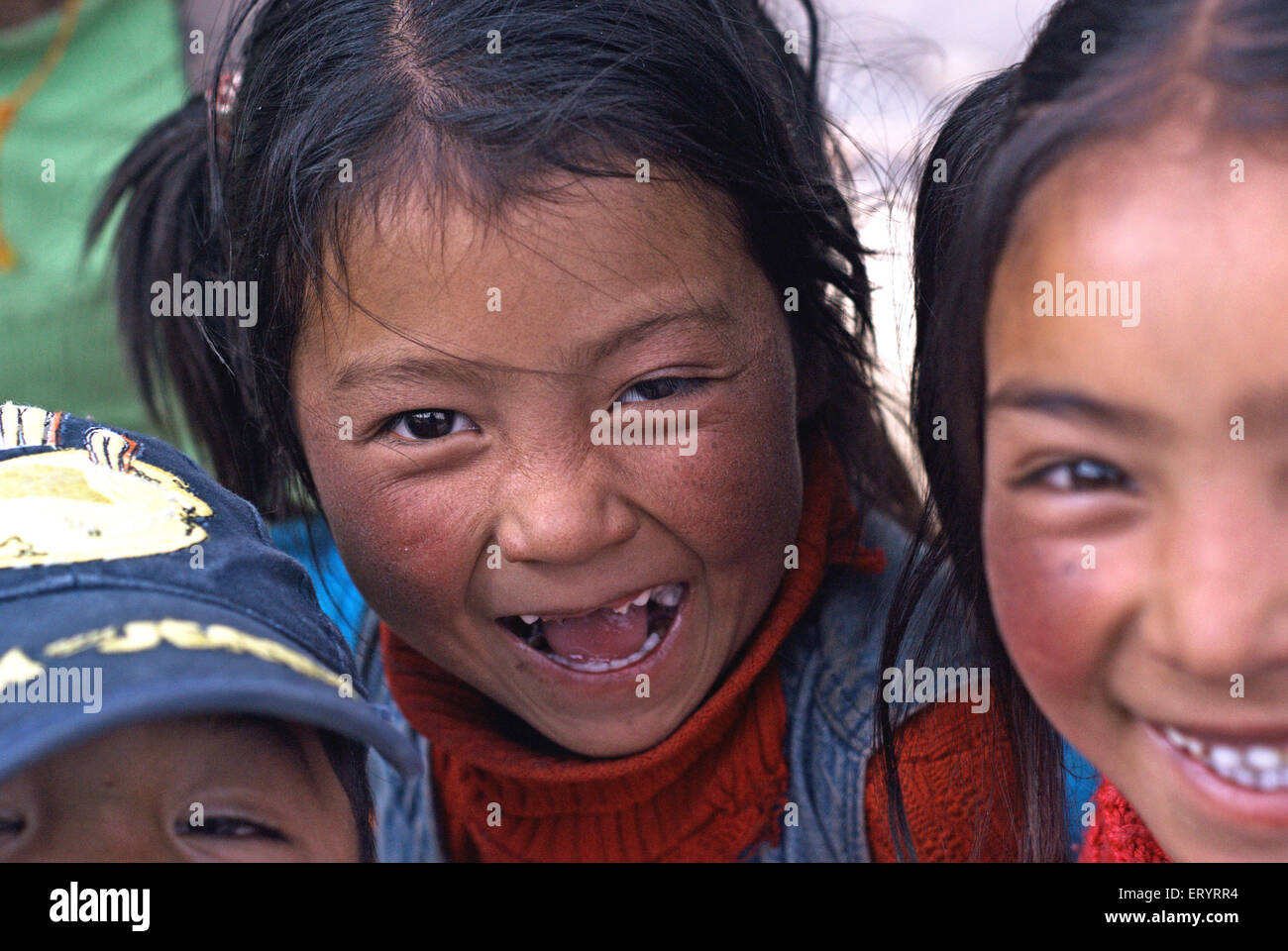 Les filles ; Khalsti ; Ladakh ; Jammu-et-Cachemire en Inde ; PAS DE MR 9 Avril 2008 Banque D'Images