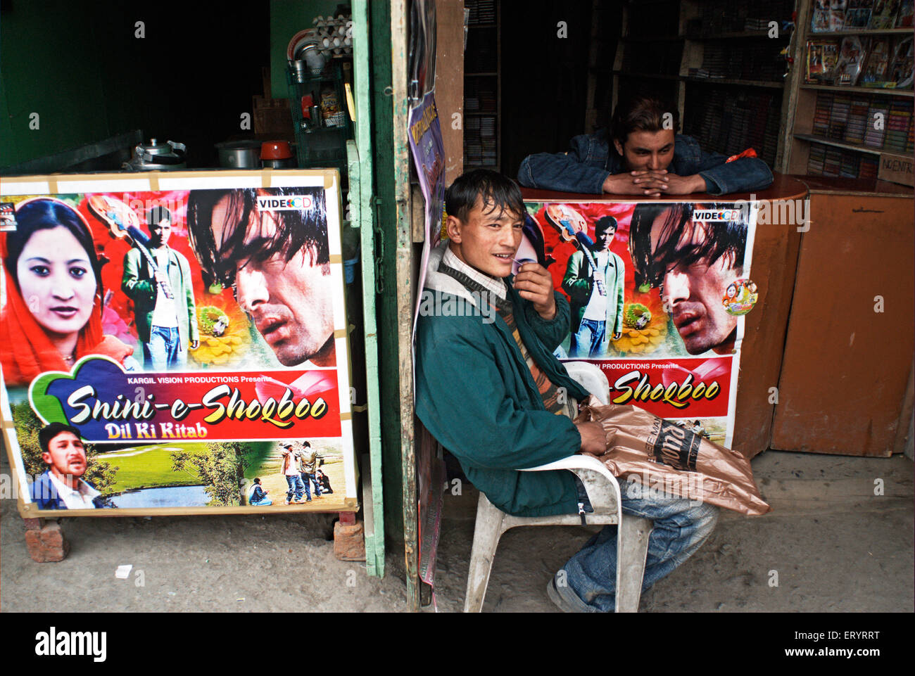 Boutique avec poster de film , Kargil , Leh , Ladakh , Jammu-et-Cachemire , Inde , Asie Banque D'Images