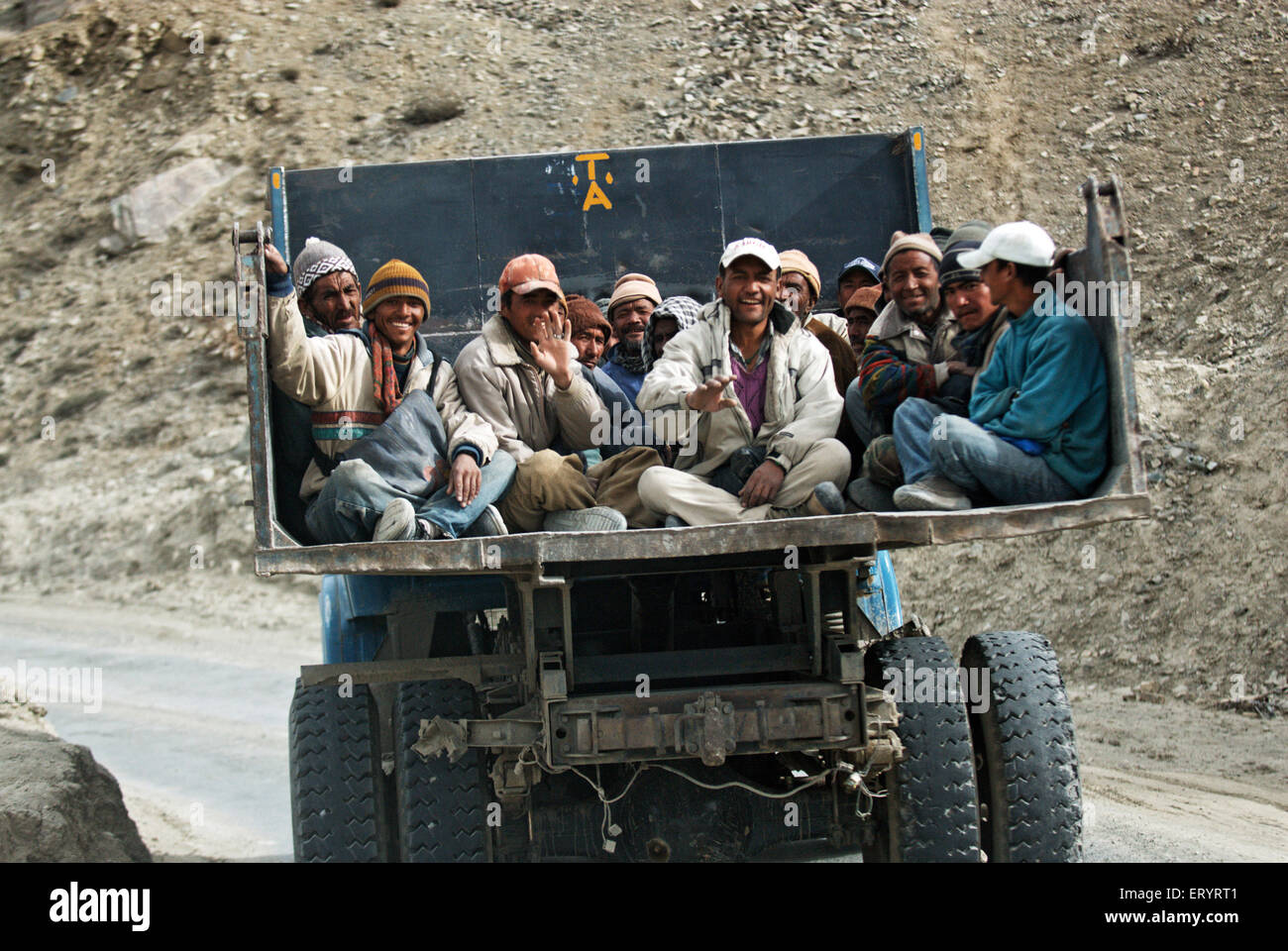 Les travailleurs de Leh Ladakh camion ; ; ; Jammu-et-Cachemire en Inde ; PAS DE MR 10 Avril 2008 Banque D'Images