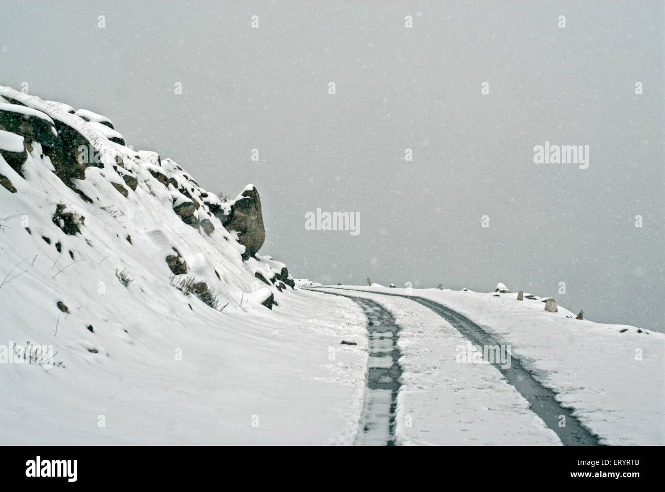 Couvert de neige du chemin du col khardungla Leh Ladakh Jammu-et-Cachemire en Inde Banque D'Images