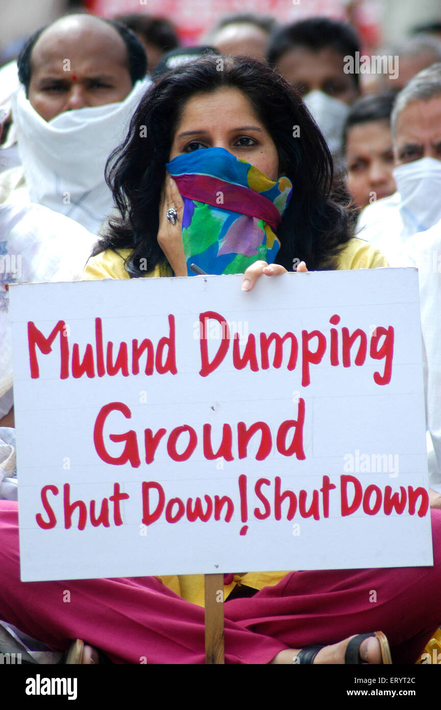 Les gens protestant pour fermer Mulund dumping Ground , Mulund , Bombay , Mumbai , Maharashtra , Inde , Asie Banque D'Images