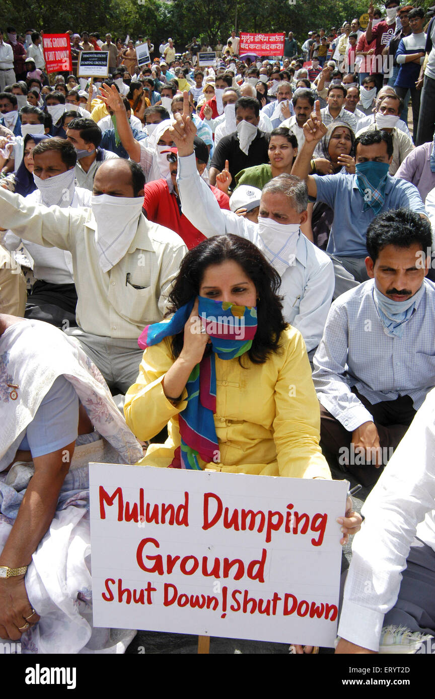 Les gens protestant pour fermer Mulund dumping Ground , Mulund , Bombay , Mumbai , Maharashtra , Inde , Asie Banque D'Images