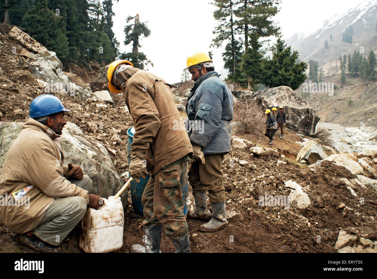 Travailleurs en construction Mughal Road ; Poonch à Shopian , Jammu-et-Cachemire ; Inde , Asie Banque D'Images