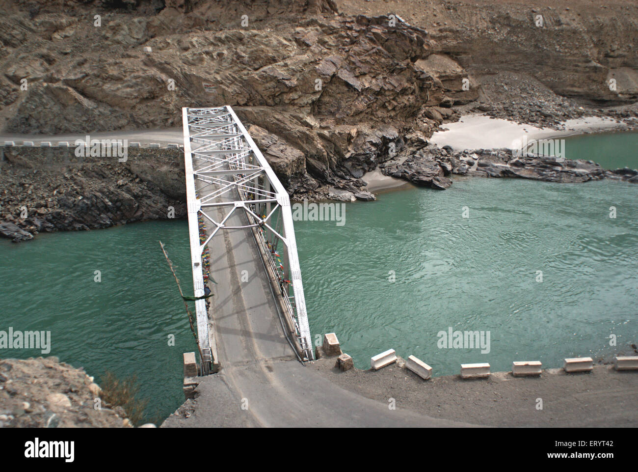 Pont de treillis sur la rivière Indus reliant la route Leh Kargil ; Ladakh ; Jammu-et-Cachemire ; Inde , Asie Banque D'Images