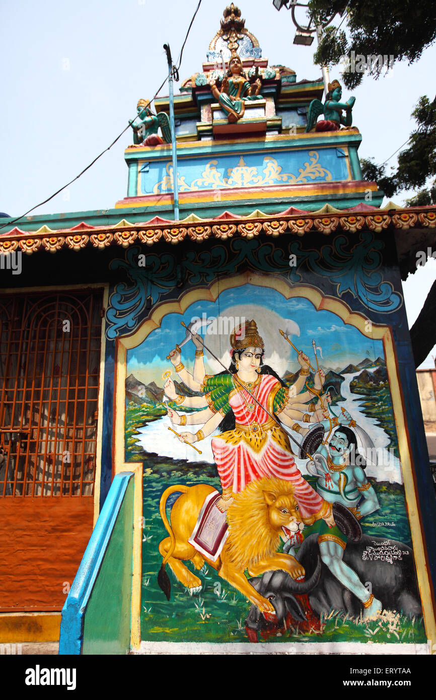 Peinture de la déesse Durga assise sur le lion et démon de meurtre sur le mur du temple ; Visakhapatnam , Vishakapatnam ; Andhra Pradesh ; Inde , asie Banque D'Images