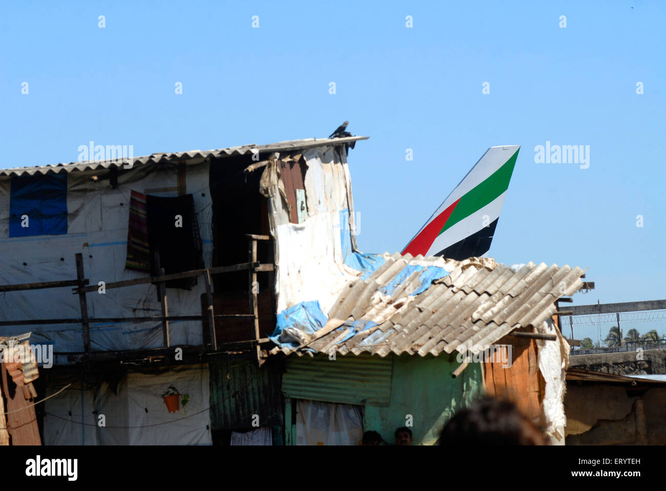 Logo avion de queue Emirates , Mumbai Slums House , Sahar aéroport , Chattapati Shivaji aéroport international , Bombay , Maharashtra , Inde , Banque D'Images