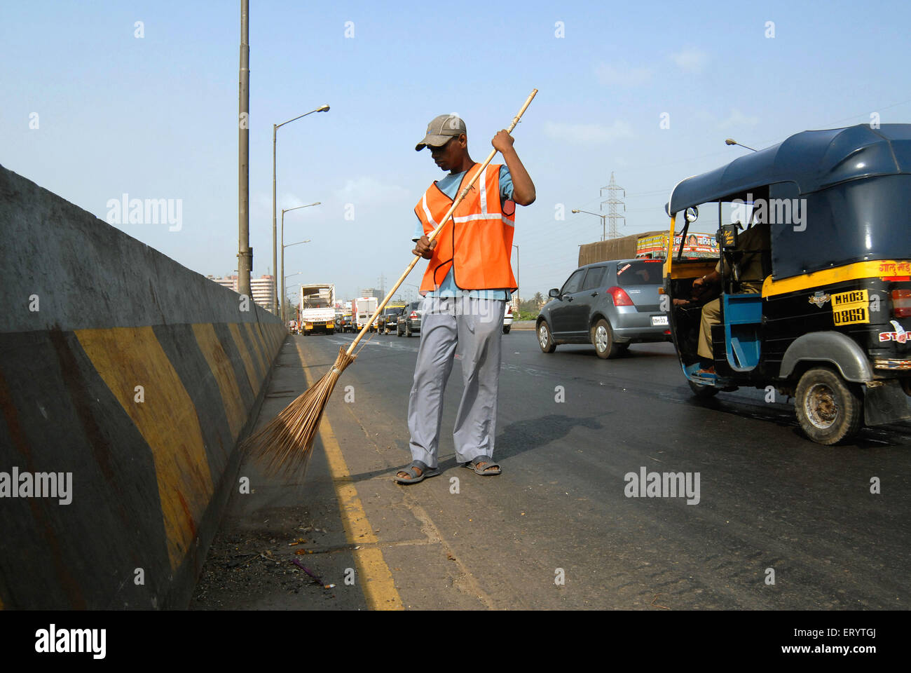 Nettoyage journalier des routes dans Bombay Mumbai Maharashtra ; Inde ; Banque D'Images