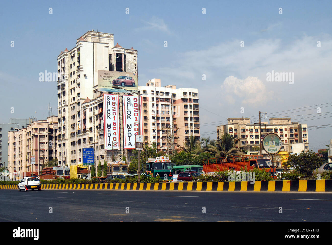Résidentiel moderne sur l'Est de l'autoroute express à Mulund dans Bombay Mumbai Maharashtra ; Inde ; Banque D'Images