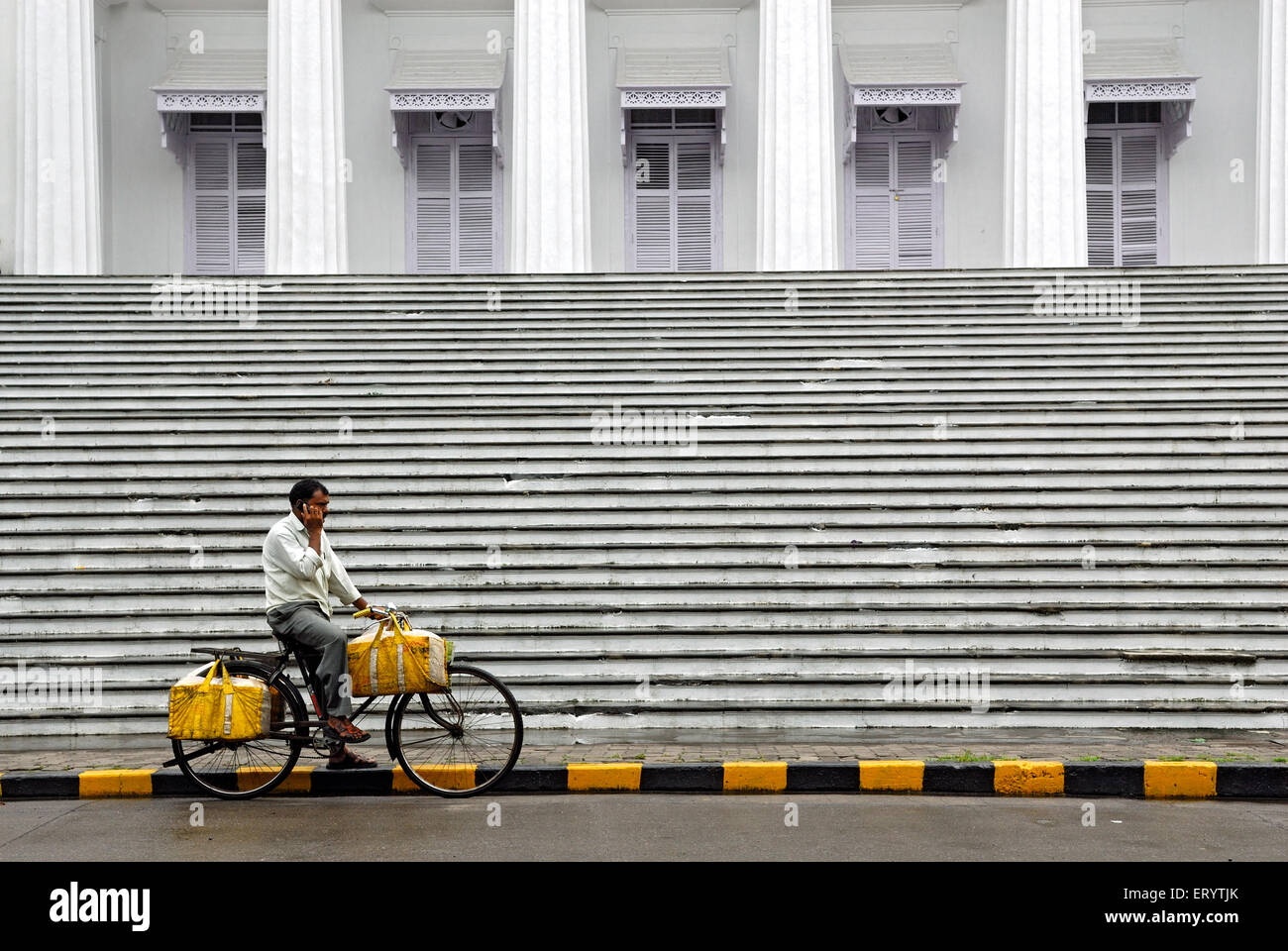 Man talking on mobile à l'hôtel de ville bibliothèque asiatique Bombay Mumbai Maharashtra Inde NOMR ; ; Banque D'Images