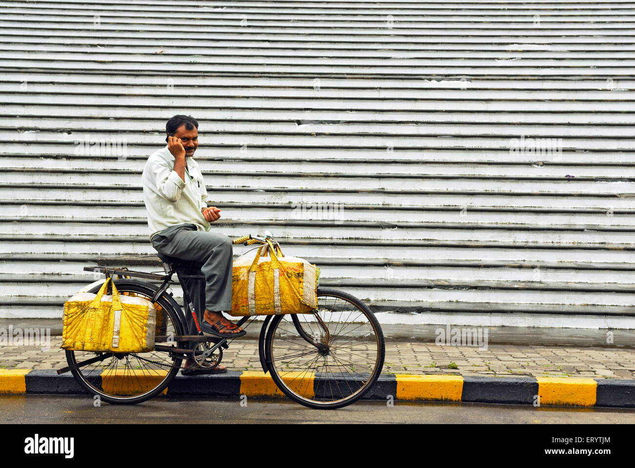Man talking on mobile à l'hôtel de ville bibliothèque asiatique Bombay Mumbai Maharashtra Inde NOMR ; ; Banque D'Images