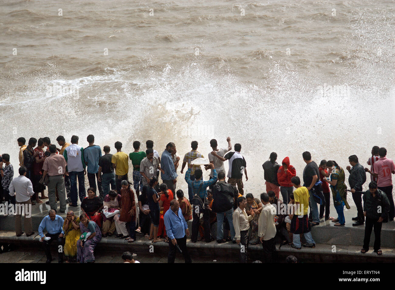 Bombay mousson , gens qui profitent des vagues de mer , Marine Drive , Bombay , Mumbai , Maharashtra , Inde , Asie Banque D'Images