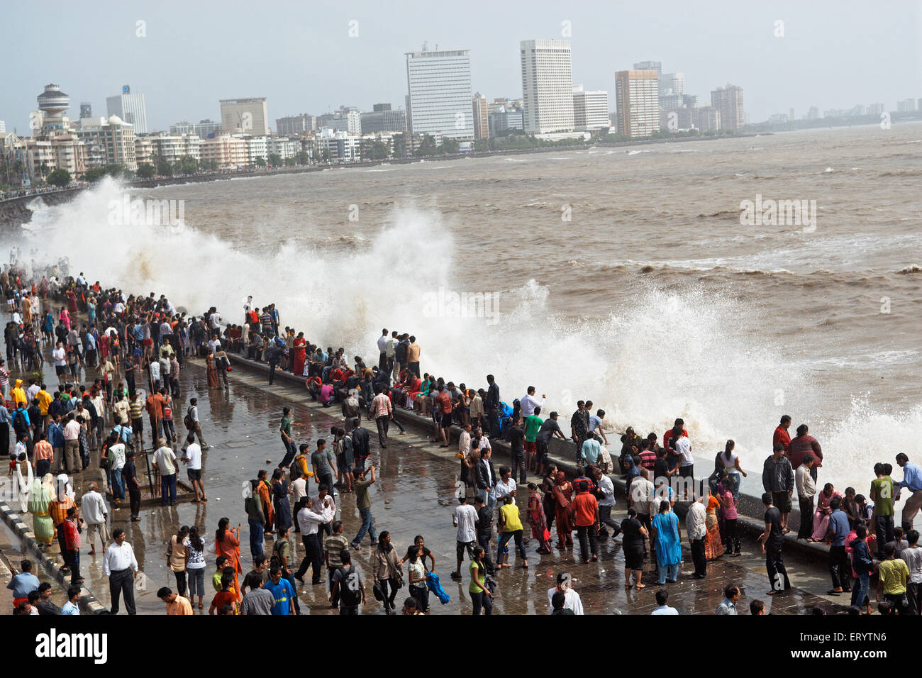Bombay mousson , gens qui profitent des vagues de mer , Marine Drive , Bombay , Mumbai , Maharashtra , Inde , Asie Banque D'Images