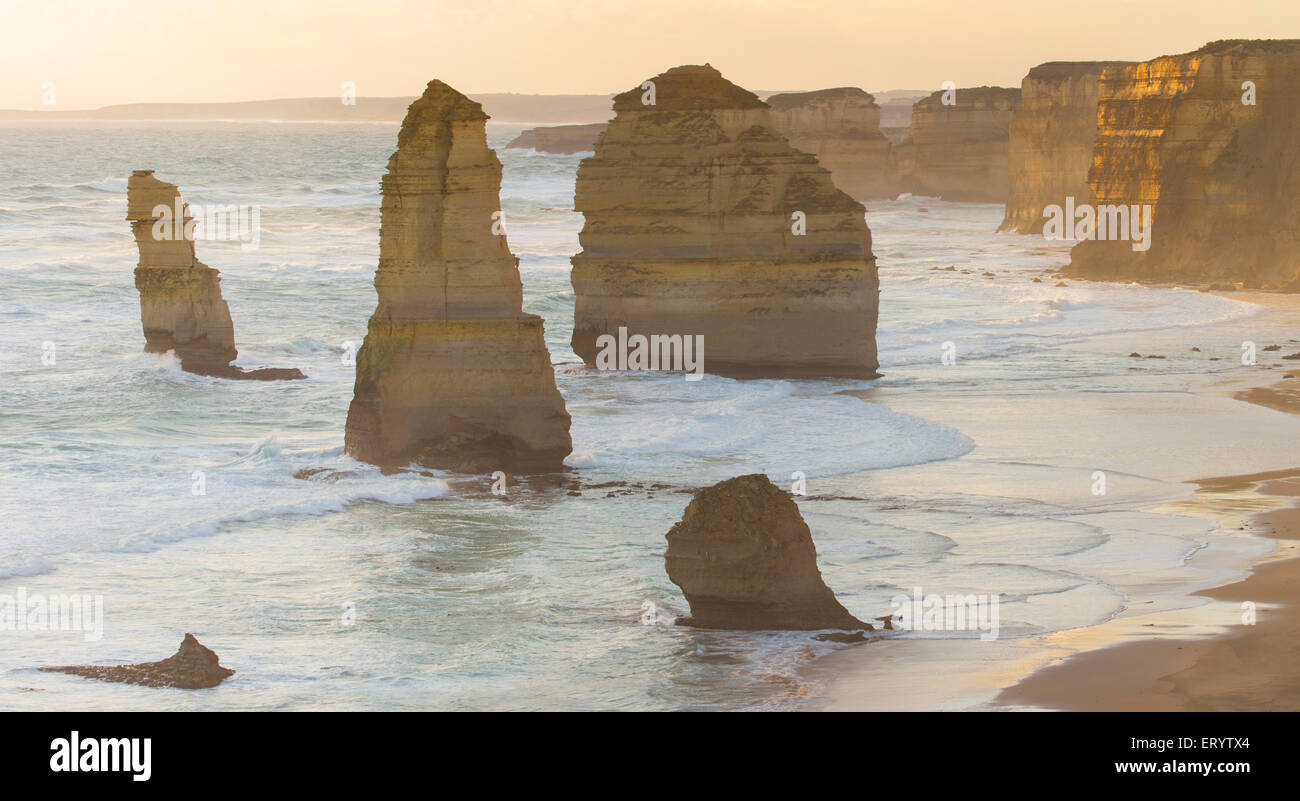Les douze apôtres, un groupe de piles de la mer le long de la Great Ocean Road Victoria, Australie Banque D'Images