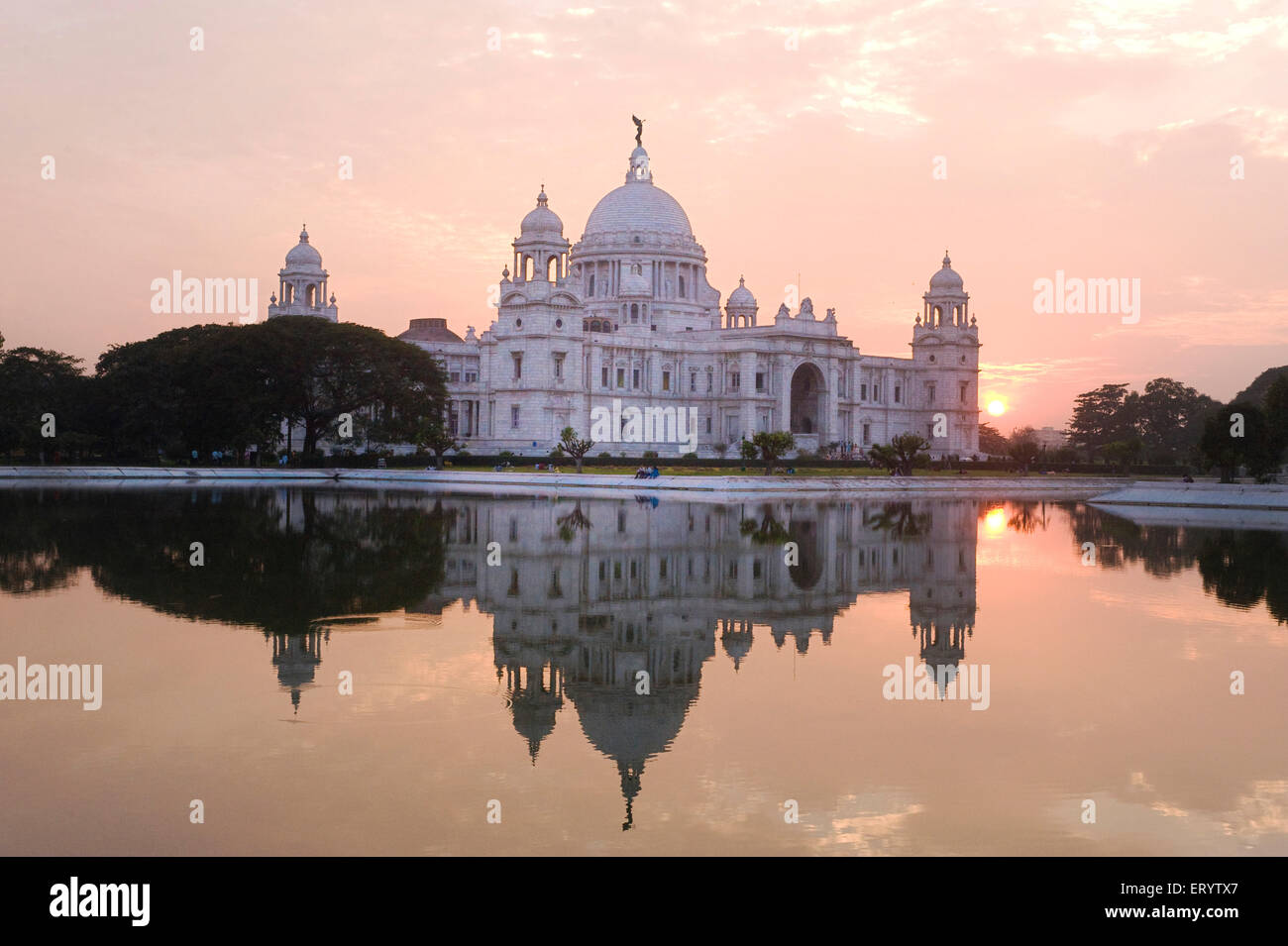 Victoria Memorial reflet dans l'eau au coucher du soleil , Calcutta Kolkata , , l'ouest du Bengale , Inde Banque D'Images