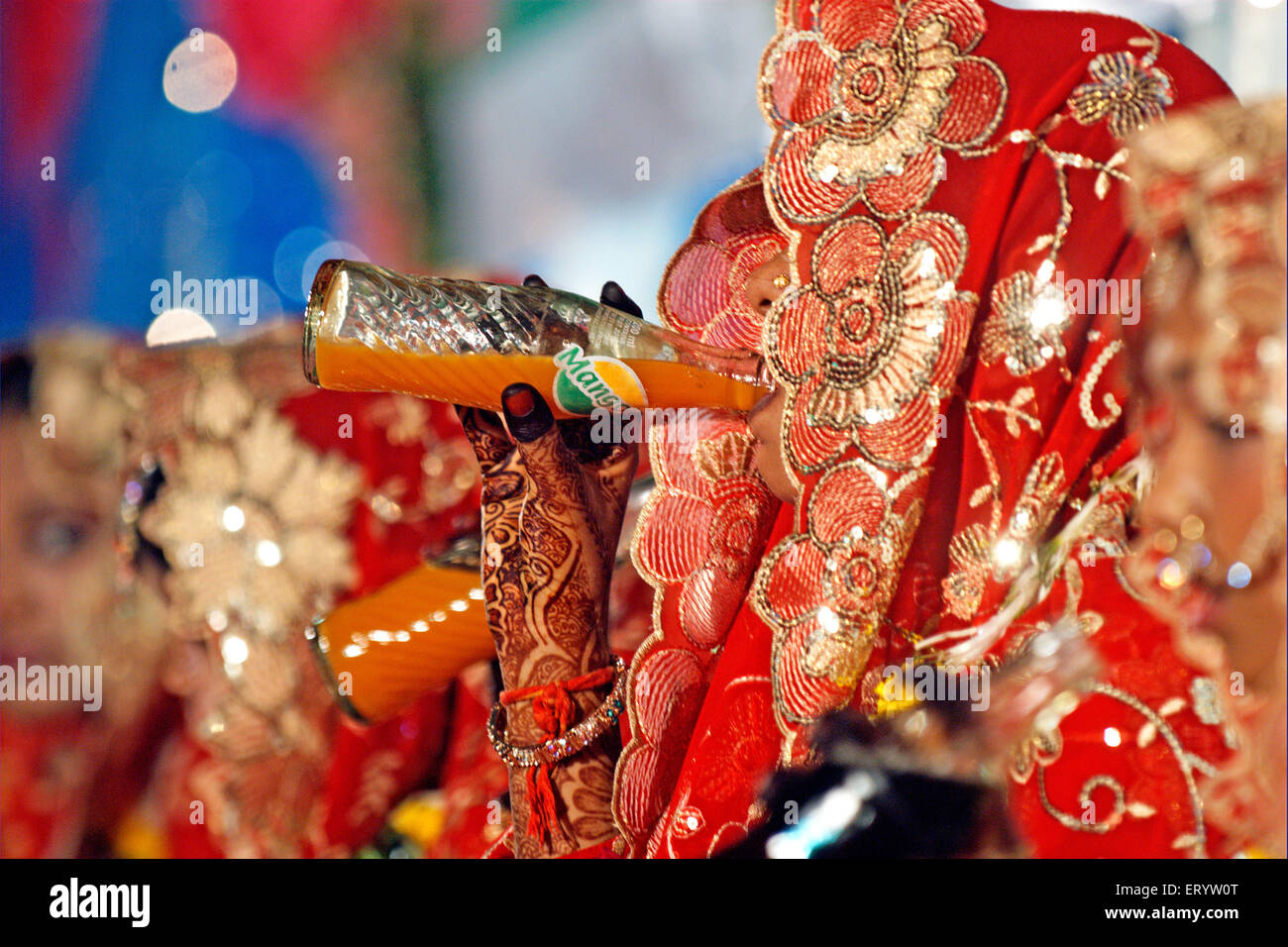 Boisson de la mariée indienne Dukes Mangola boisson aromatisée à la mangue commercialisée par PepsiCo en Inde , Bombay , Mumbai , Maharashtra , Inde , Asie Banque D'Images