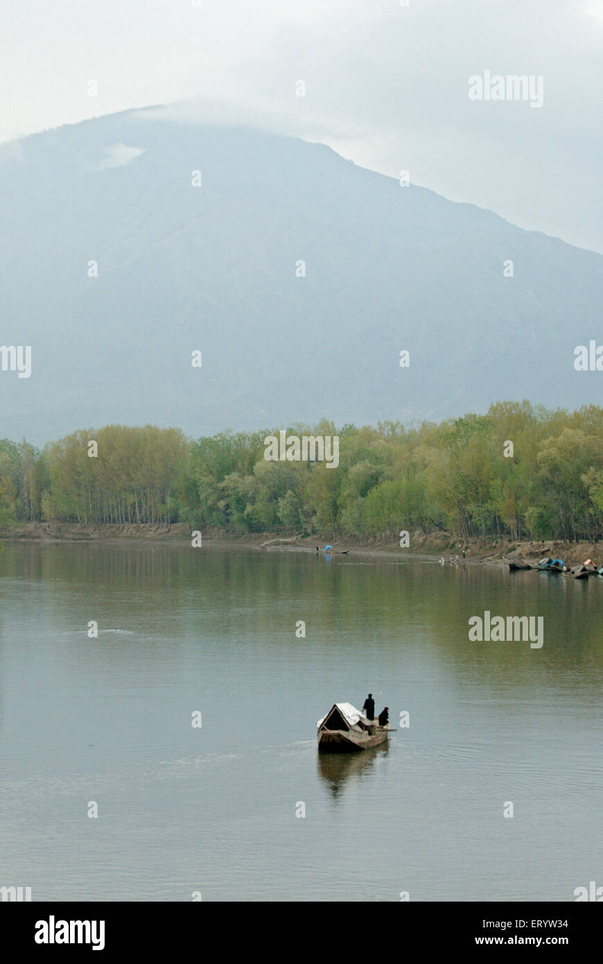 Les hommes de sable extrait de la rivière Jhelum Sopore ; Baramulla ; Jammu-et-Cachemire ; Inde NOMR Banque D'Images