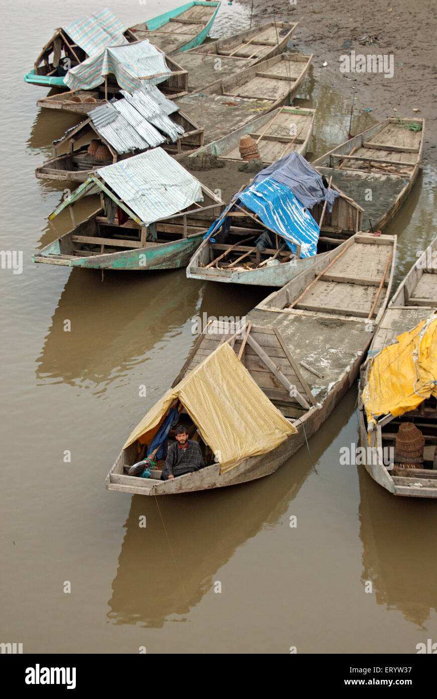 Des bateaux d'excavation de sable sur la rivière Jhelum , Sopore , Baramulla District , Jammu-et-Cachemire , Inde , Asie Banque D'Images