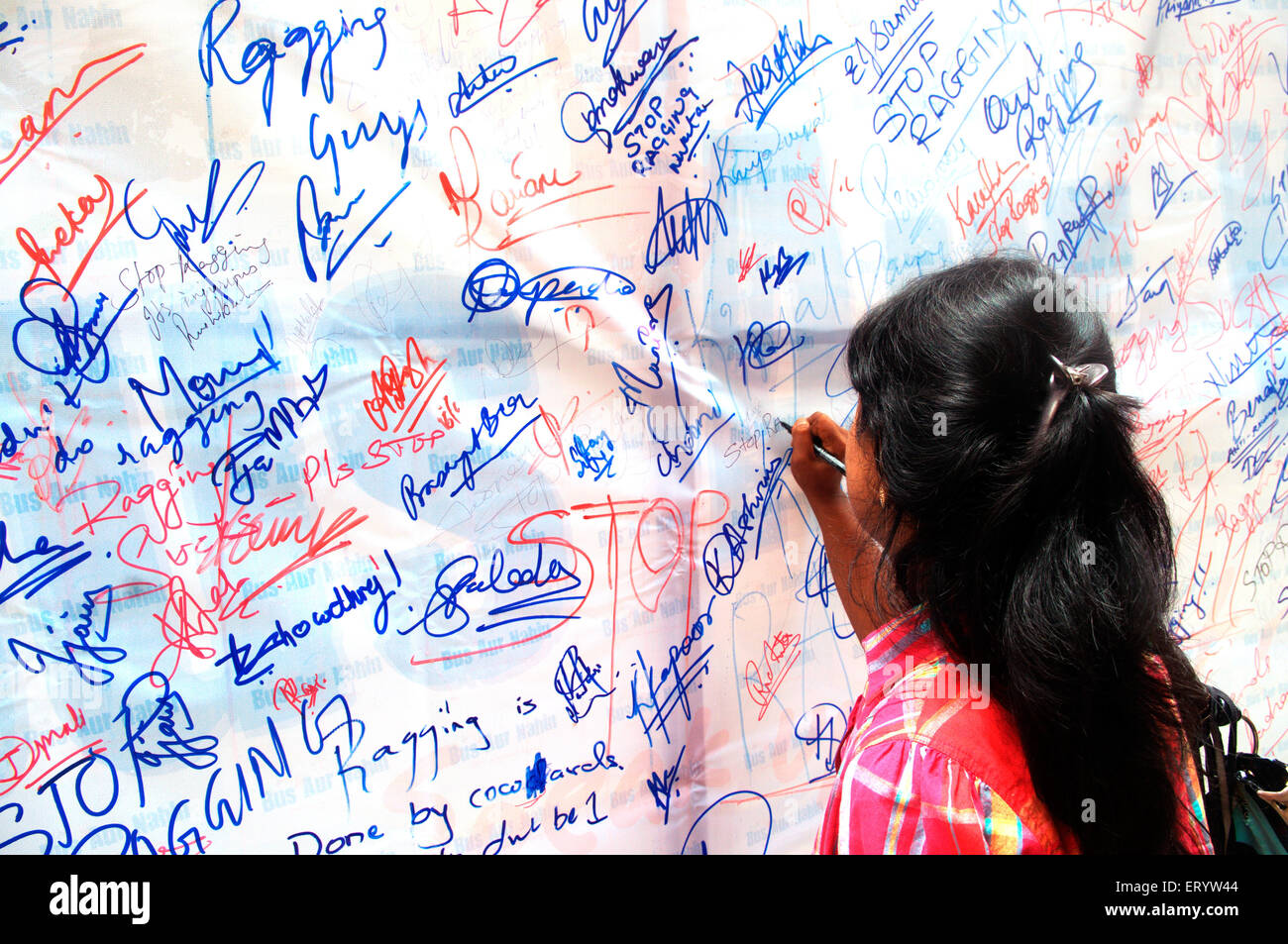 Étudiant signant sur la bannière anti-ragging ; Bombay , Mumbai ; Maharashtra ; Inde , asie Banque D'Images