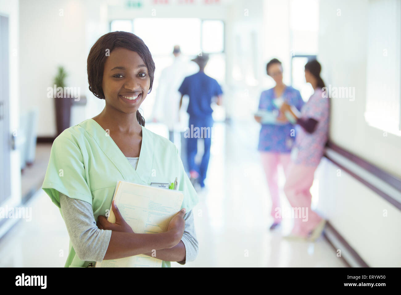 Portrait of smiling nurse in hospital corridor Banque D'Images