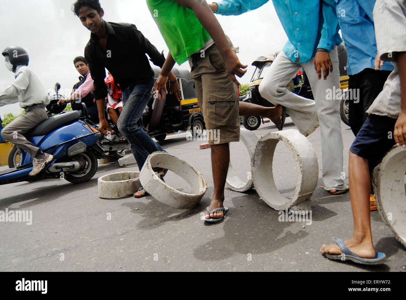 Les Sikhs de bloquer l'autoroute pour protester pour dera saccha sauda ; à Bombay Mumbai Mulund ; ; ; ; Maharashtra Inde NOMR Banque D'Images