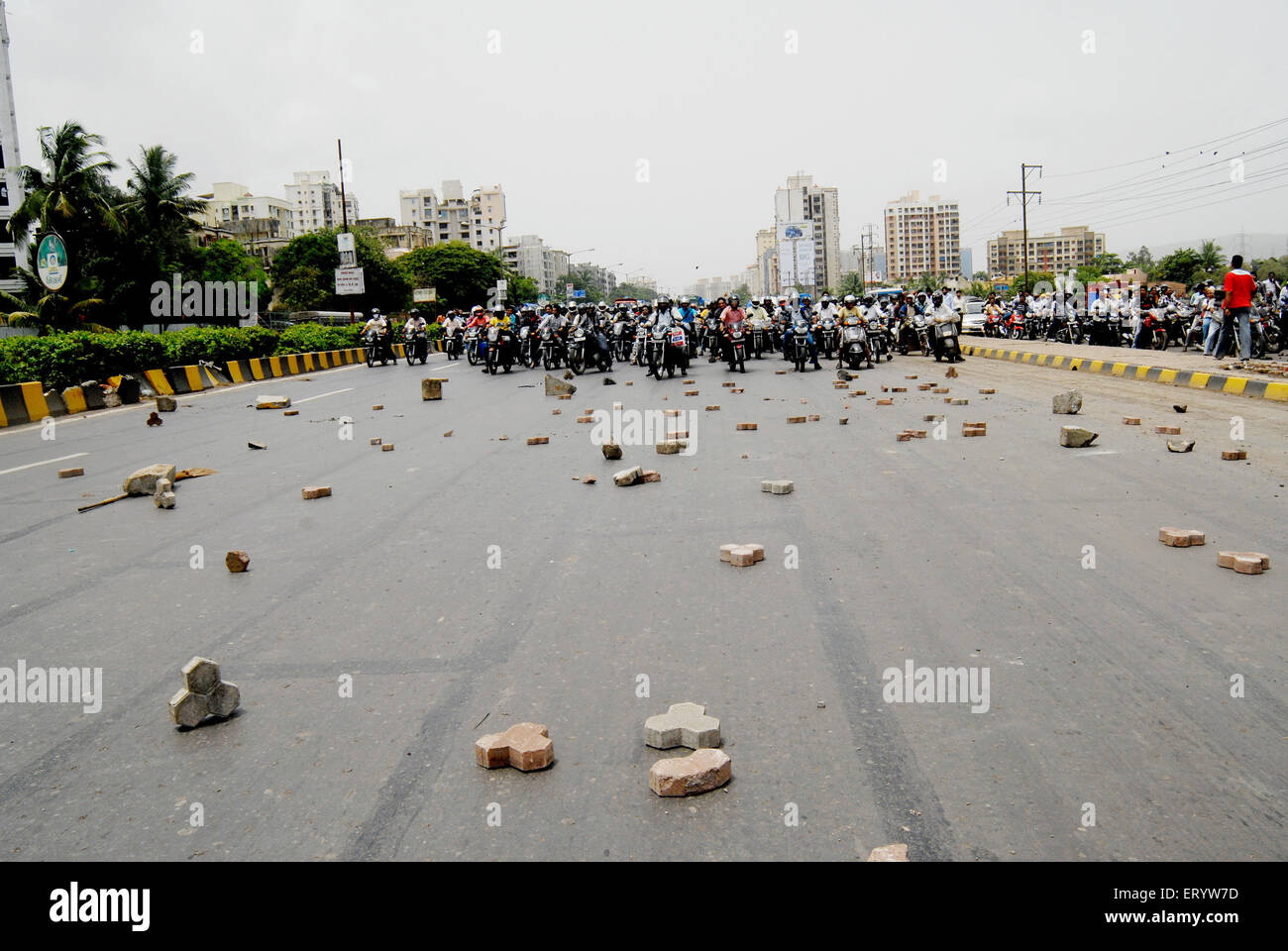 Les Sikhs de bloquer l'autoroute pour protester pour dera saccha sauda ; à Bombay Mumbai Mulund ; ; ; ; Maharashtra Inde Banque D'Images