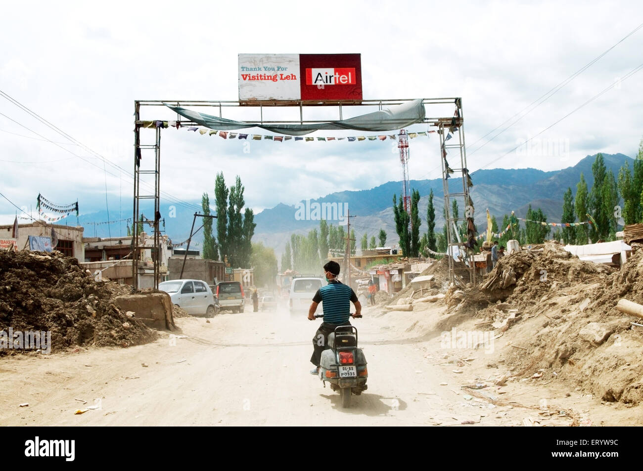À l'aide de l'homme au masque de sécurité frontalière dans leh choglamsar après flashflood Leh Ladakh ; ; ; Jammu-et-Cachemire en Inde ; Banque D'Images
