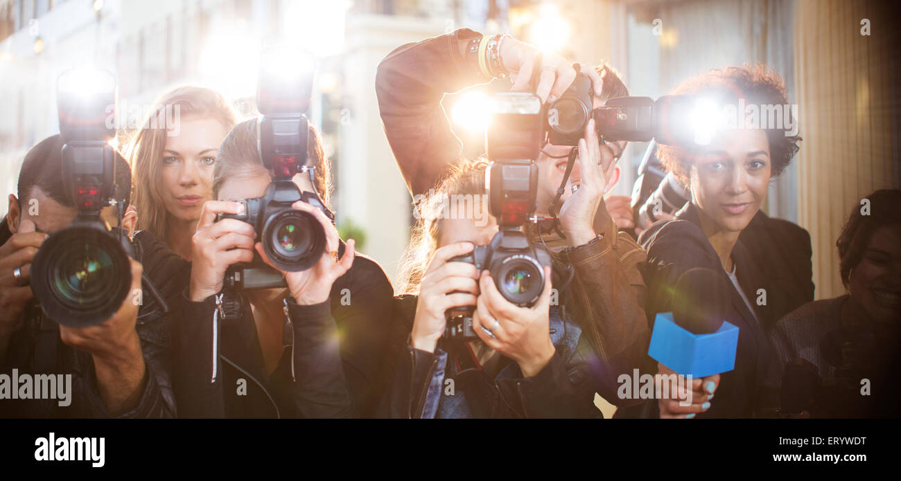 Portrait de paparazzi dans une rangée de caméras et microphone Banque D'Images