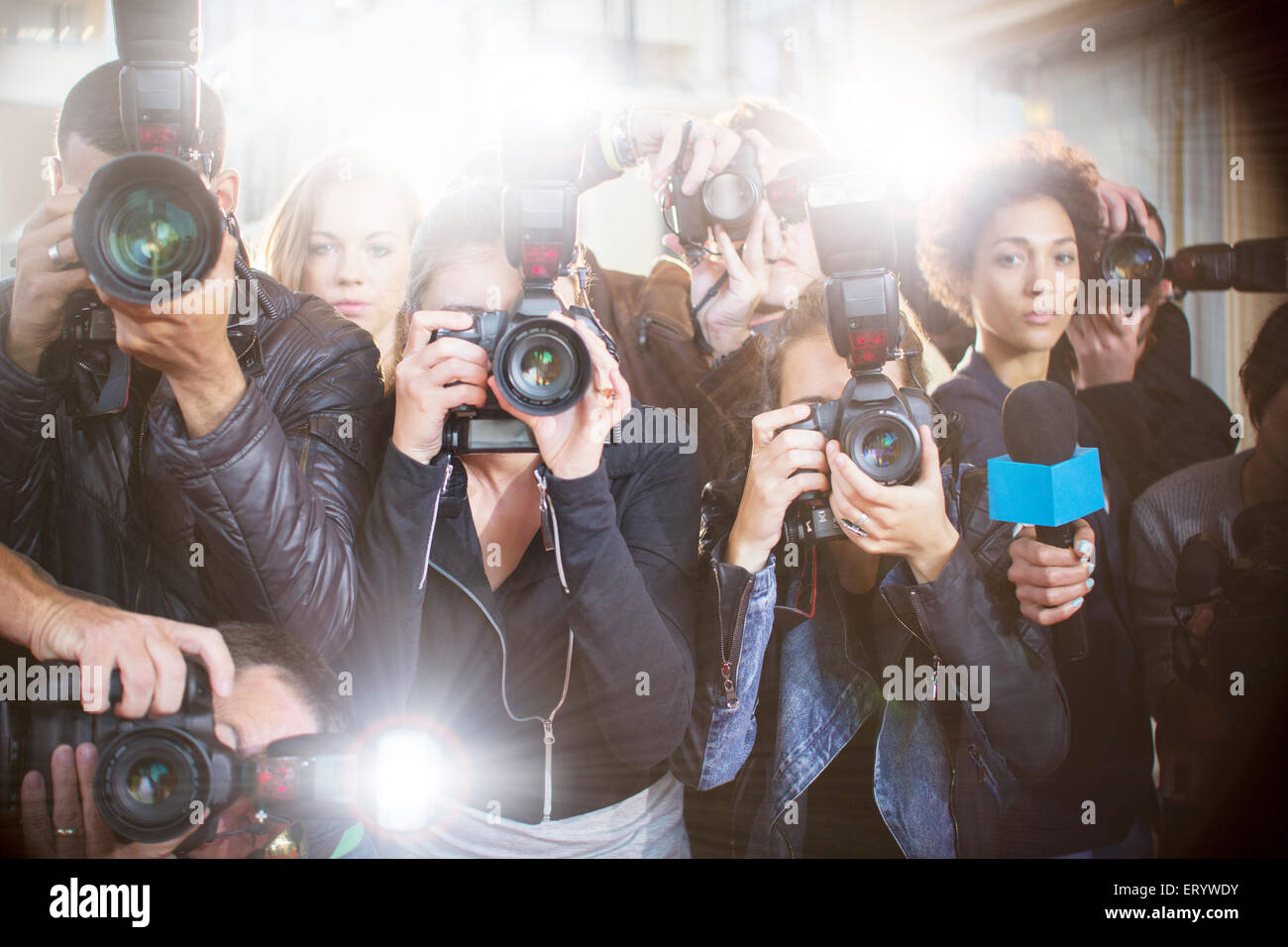 Portrait de caméras pointant paparazzi grave Banque D'Images