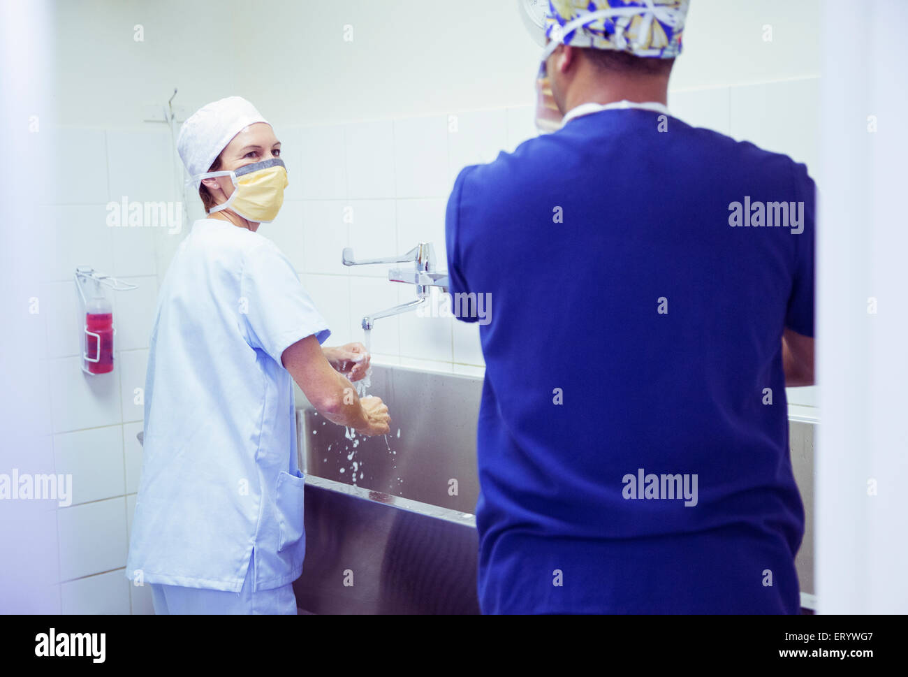 Le lavage des mains des chirurgiens à l'hôpital Banque D'Images