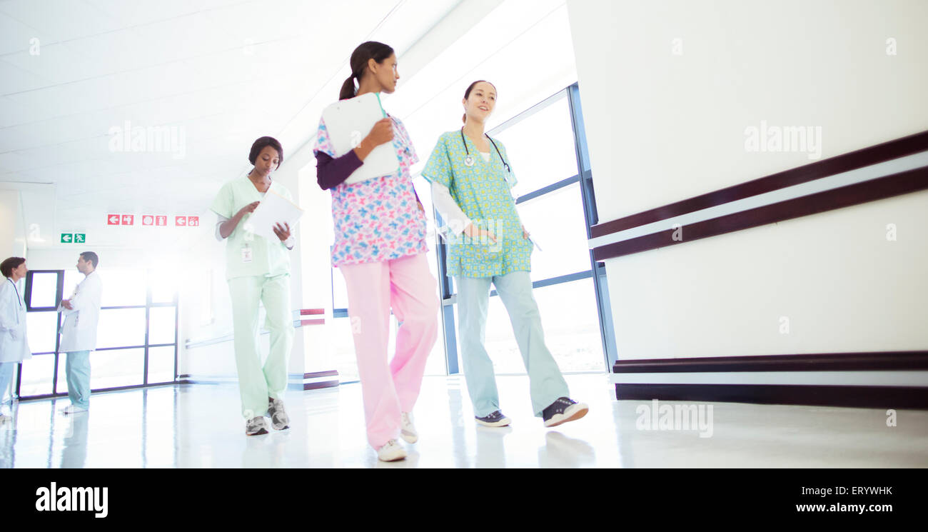 Les infirmières parler et marcher dans les couloir de l'hôpital Banque D'Images