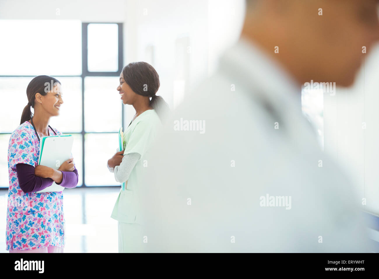 Les infirmières parler in hospital corridor Banque D'Images