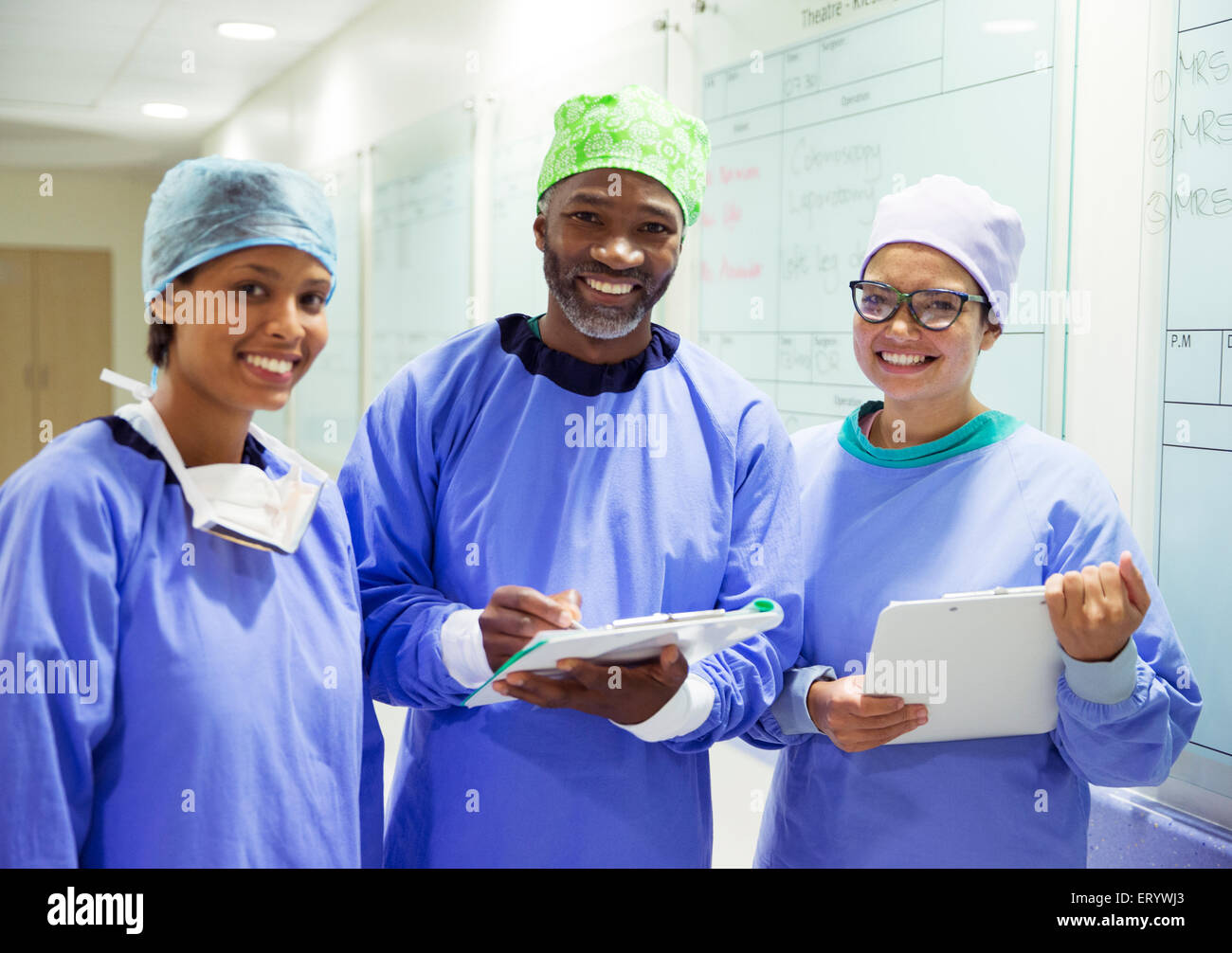 Portrait of smiling chirurgiens avec les presse-papiers à l'hôpital Banque D'Images