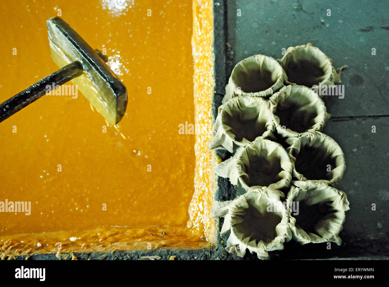 Fabrication de jaggery processus de production mise en moules , Kolhapur , Maharashtra , Inde , Asie Banque D'Images