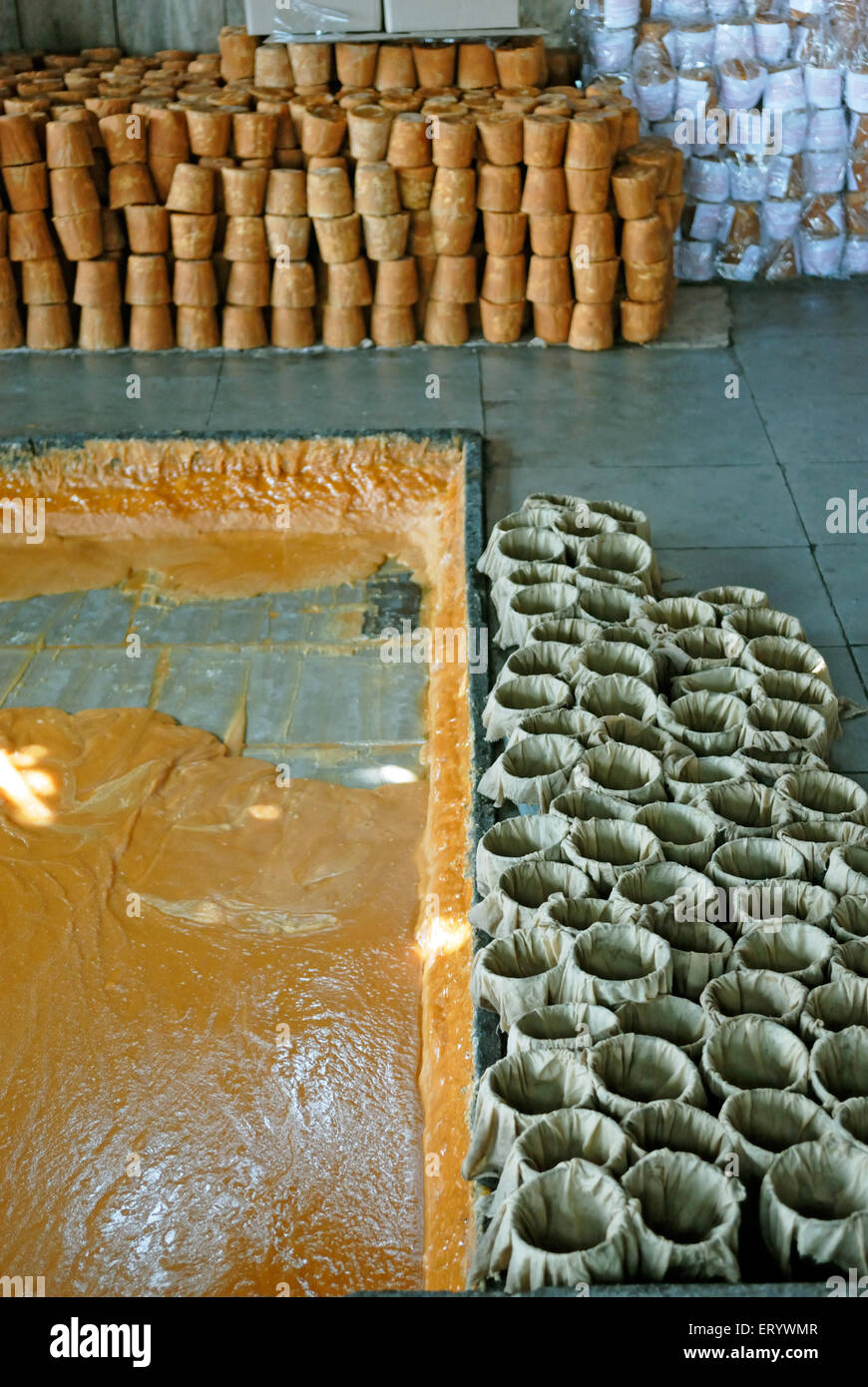 Fabrication de moules de fabrication de jaggery , Kolhapur , Maharashtra , Inde , Asie Banque D'Images
