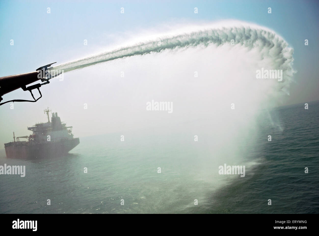 Marine navire de garde-côtes canon d'eau , Bombay , Mumbai , Maharashtra , Inde , Asie Banque D'Images