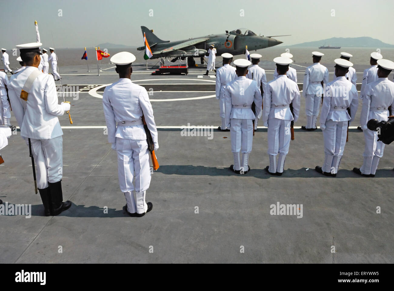 Les marins de la marine indienne prêt pour garde d'honneur sur le pont du porte-avions INS viraat R22 Mumbai Banque D'Images