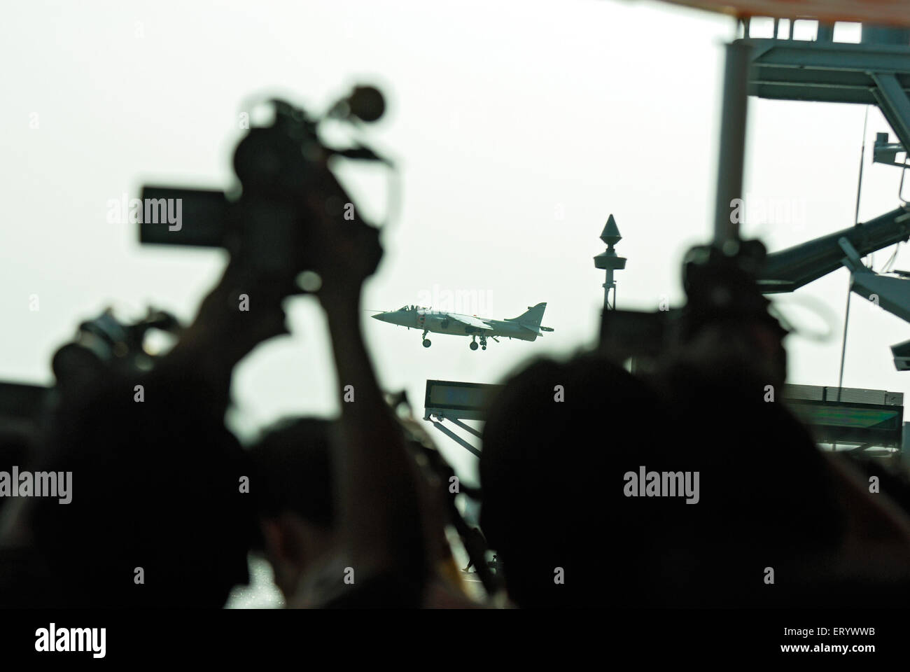 Vidéographe essaie de capturer le débarquement de Sea Harrier Bombay Mumbai ; ; ; ; Maharashtra Inde Banque D'Images