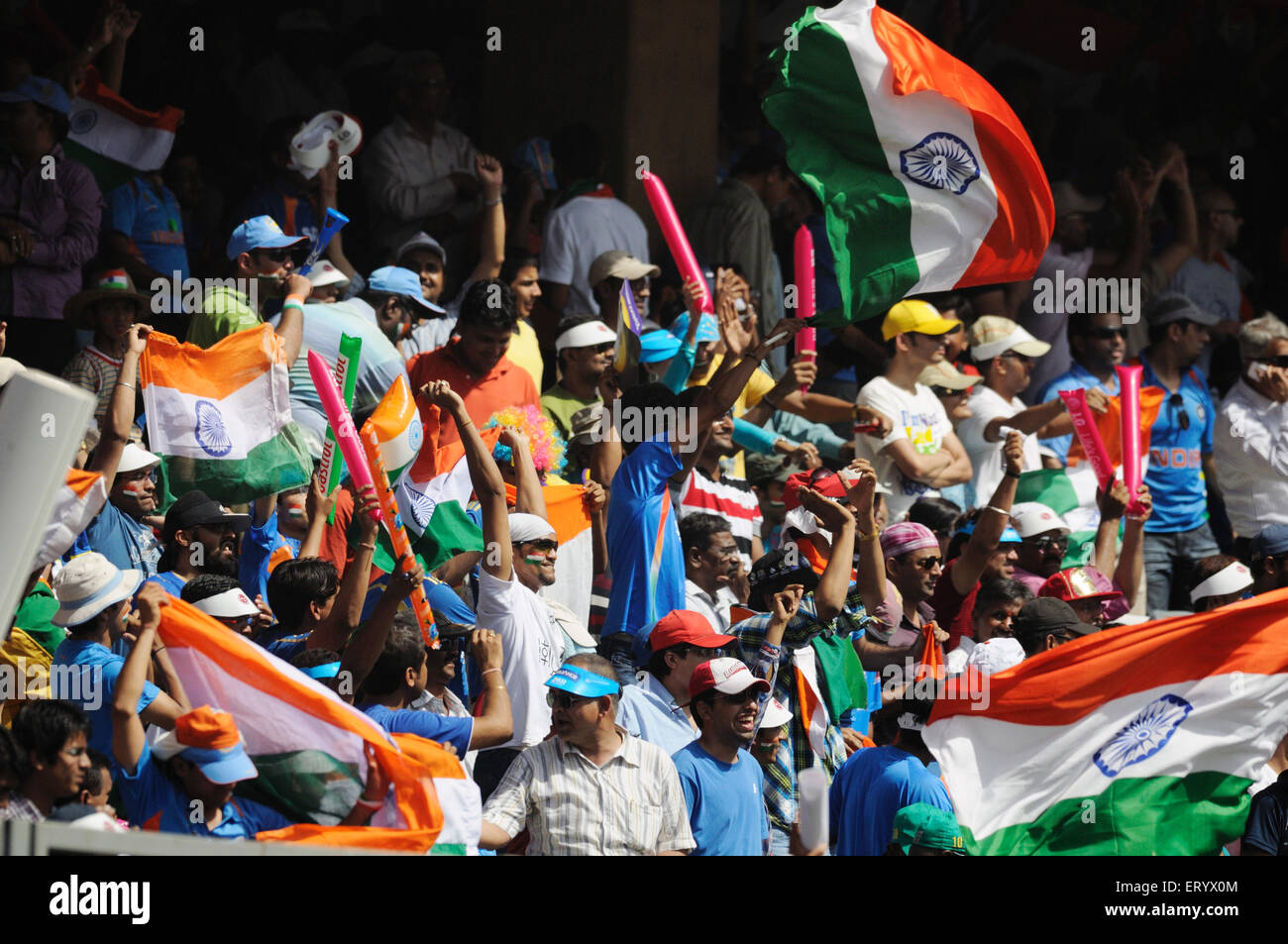 Fans vague drapeaux nationaux ICC Cricket World Cup stade Wankhede à Mumbai le 02 avril 2011 Banque D'Images
